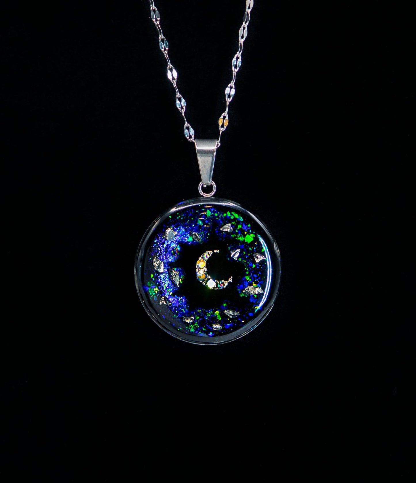 ๐ Crescent Moon pendant