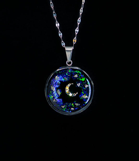 🌙 Crescent Moon pendant